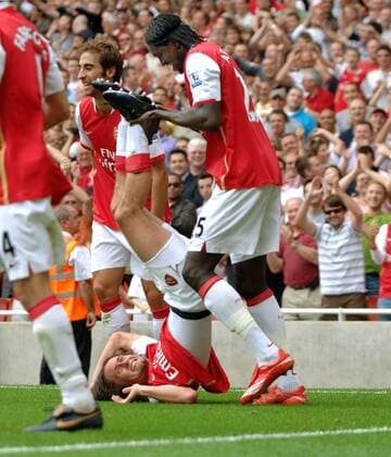 Ungewöhnlicher Torjubel von Arsenal: Emmanuel Adebayor (re.) packt Torschütze Tomas Rosicky bei den Füßen -  Fußball Herren English Premier League 2007 2008, 1. Englische Liga, FC Arsenal London Gruppe London Freude, Fußball Herren English Premier League 2007 2008, 1. Englische Liga, FC Arsenal London Gruppe London Freude,