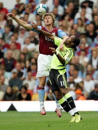 Martin Laursen (Aston Villa, li.) gegen Didier Drogba (Chelsea) - EDITORIAL USE ONLY. No use with unauthorised audio, video, data, fixture lists, club league logos or live services. Online in-match use limited to 120 images, no video emulation. No use in betting, games or single club league player publications. Fußball Herren English Premier League 2007 2007, 1. Englische Liga. Aston Villa - Chelsea FC London 2:0 Gruppe Birmingham Dynamik, Fußball Herren English Premier League 2007 2007, 1. Englische Liga. Aston Villa - Chelsea FC London 2:0 Gruppe Birmingham Dynamik,