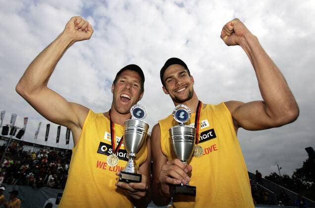 David Klemperer (li.) und Eric Koreng (beide Deutschland) freuen sich über den 3. Platz bei der Deutschen Meisterschaft 2007 Beachvolleyball LM Herren Deutsche Smart Meisterschaft 2007, DM, Beach Gruppe Timmendorfer Strand Timmendorf Freude, Beachvolleyball LM Herren Deutsche Smart Meisterschaft 2007, DM, Beach Gruppe Timmendorfer Strand Timmendorf Freude,