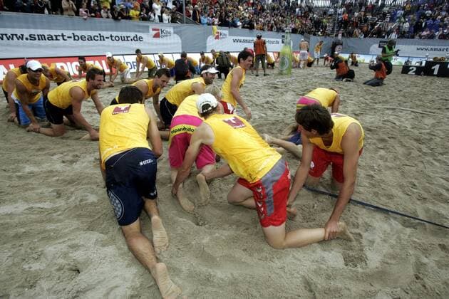 Die deutschen Beachvolleyballer zelebrieren die Deutsche Meisterschaft 2007 mit einer gemeinschaftlichen Raupe Beachvolleyball LM Herren Deutsche Smart Meisterschaft 2007, DM, Beach Totale Timmendorfer Strand Timmendorf Freude, Beachvolleyball LM Herren Deutsche Smart Meisterschaft 2007, DM, Beach Totale Timmendorfer Strand Timmendorf Freude,