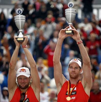 Julius Brink (li.) und Christoph Dieckmann (beide Deutschland) - Deutscher Meister 2007 - präsentieren ihre Pokale Beachvolleyball LM Herren Deutsche Smart Meisterschaft 2007, DM, Beach Gruppe Timmendorfer Strand Timmendorf Freude, Beachvolleyball LM Herren Deutsche Smart Meisterschaft 2007, DM, Beach Gruppe Timmendorfer Strand Timmendorf Freude,