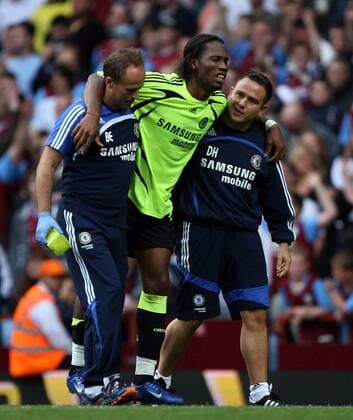 Didier Drogba (Chelsea, Mitte) wird verletzt vom Platz getragen -  Fußball Herren English Premier League 2007 2008, 1. Englische Liga, Chelsea FC London Gruppe Birmingham Fußball Herren English Premier League 2007 2008, 1. Englische Liga, Chelsea FC London Gruppe Birmingham