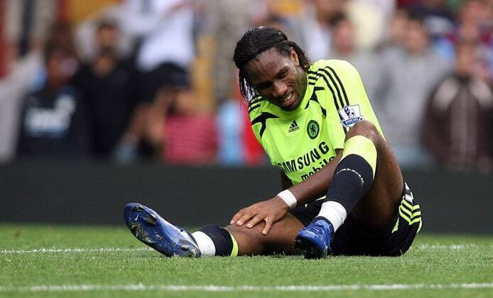 Didier Drogba (Chelsea) verletzt am Boden -  Fußball Herren English Premier League 2007 2008, 1. Englische Liga, Chelsea FC London Einzelbild Birmingham Fußball Herren English Premier League 2007 2008, 1. Englische Liga, Chelsea FC London Einzelbild Birmingham