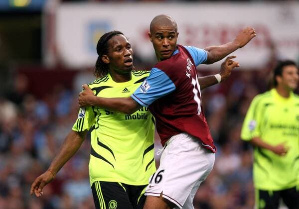 Didier Drogba (Chelsea, li.) gegen Zatyai Knight (Aston Villa) -  Fußball Herren English Premier League 2007 2008, 1. Englische Liga, Aston Villa - Chelsea FC London 2:0 Gruppe Birmingham Fußball Herren English Premier League 2007 2008, 1. Englische Liga, Aston Villa - Chelsea FC London 2:0 Gruppe Birmingham