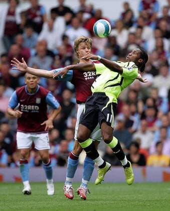 Didier Drogba (Chelsea, re.) gegen Martin Laursen (Aston Villa) - EDITORIAL USE ONLY. No use with unauthorised audio, video, data, fixture lists, club league logos or live services. Online in-match use limited to 120 images, no video emulation. No use in betting, games or single club league player publications. Fußball Herren English Premier League 2007 2008, 1. Englische Liga, Aston Villa - Chelsea FC London 2:0 Gruppe Birmingham Dynamik, Fußball Herren English Premier League 2007 2008, 1. Englische Liga, Aston Villa - Chelsea FC London 2:0 Gruppe Birmingham Dynamik,