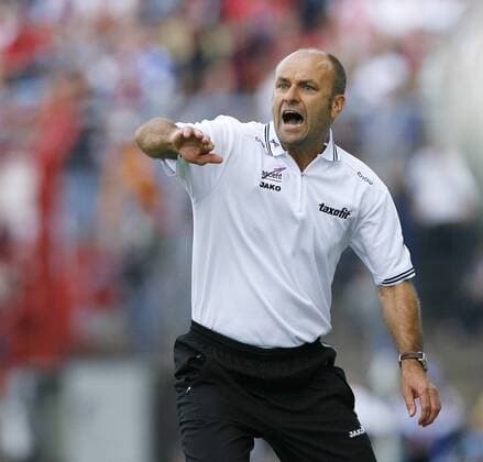 Trainer Edmund Becker (Karlsruhe) gibt lautstark Anweisungen Fußball 1. BL Herren Saison 2007 2008, Karlsruher SC, KSC Einzelbild Karlsruhe Wut Fußball 1. BL Herren Saison 2007 2008, Karlsruher SC, KSC Einzelbild Karlsruhe Wut