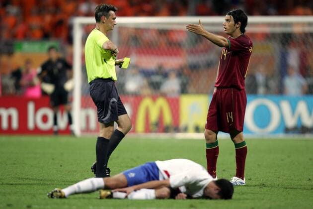 Valentin Ivanov (Rußland) zeigt Nuno Valente (Portugal, re.) die Gelbe Karte, ein Spieler der Niederlande liegt verletzt am Boden -  Fußball Länderspiel Herren WM 2006, Nationalmannschaft, Nationaltrikot, Achtelfinale Gruppe Nürnberg Fußball Länderspiel Herren WM 2006, Nationalmannschaft, Nationaltrikot, Achtelfinale Gruppe Nürnberg