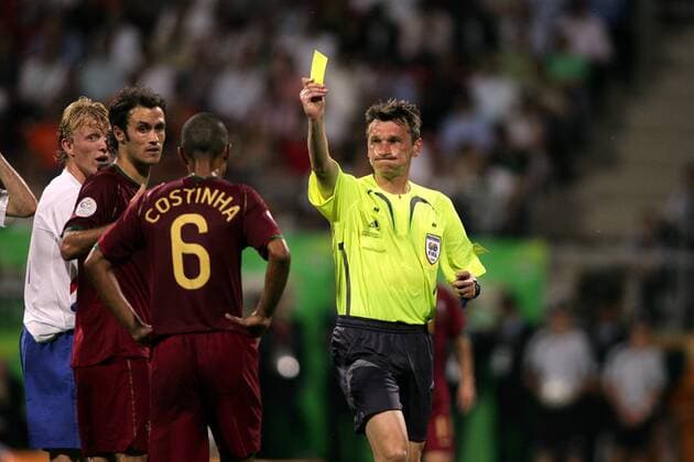 FIFA Schiedsrichter Valentin Ivanov (Rußland) zeigt Costinha (re.) die Gelbe Karte, daneben Ricardo Carvalho (beide Portugal, 2.v.li.) und Dirk Kuyt (Niederlande) -  Fußball Länderspiel Herren WM 2006, Nationalmannschaft, Nationaltrikot, Achtelfinale Gruppe Nürnberg Fußball Länderspiel Herren WM 2006, Nationalmannschaft, Nationaltrikot, Achtelfinale Gruppe Nürnberg