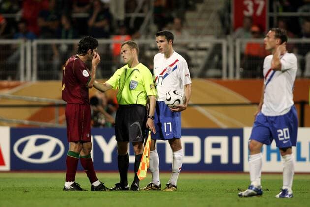 Linienrichter Nikolay Golubev (Rußland) erkundigt sich bei Luis Figo (Portugal, li.) nach dem Befinden, daneben Robin van Persie (Niederlande, Mitte) - Fußball Länderspiel Herren WM 2006, Nationalmannschaft, Nationaltrikot, Achtelfinale, Portugal - Niederlande 1:0 Gruppe Nürnberg Harmonie, Fußball Länderspiel Herren WM 2006, Nationalmannschaft, Nationaltrikot, Achtelfinale, Portugal - Niederlande 1:0 Gruppe Nürnberg Harmonie,