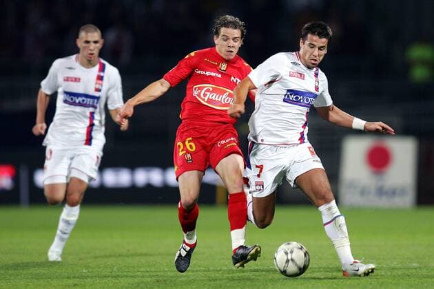 Milan Baros (Lyon, re.) gegen Martin Douillard (Le Mans) -  (pan21984) Fußball Herren Ligue 1 2007 2008, 1. Französische Liga, Olympique Lyonnais - UC Le Mans 72 3:2, OL Gruppe Lyon Dynamik, Fußball Herren Ligue 1 2007 2008, 1. Französische Liga, Olympique Lyonnais - UC Le Mans 72 3:2, OL Gruppe Lyon Dynamik, 