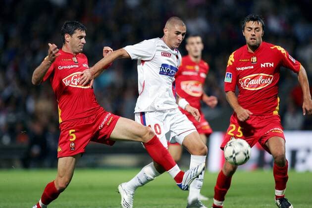 Karim Benzema (Lyon, Mitte) gegen Gregory Cerdan (li.) und Marko Basa (beide Le Mans) -  (pan21984) Fußball Herren Ligue 1 2007 2008, 1. Französische Liga, Olympique Lyonnais - UC Le Mans 72 3:2, OL Gruppe Lyon Dynamik, Fußball Herren Ligue 1 2007 2008, 1. Französische Liga, Olympique Lyonnais - UC Le Mans 72 3:2, OL Gruppe Lyon Dynamik, 