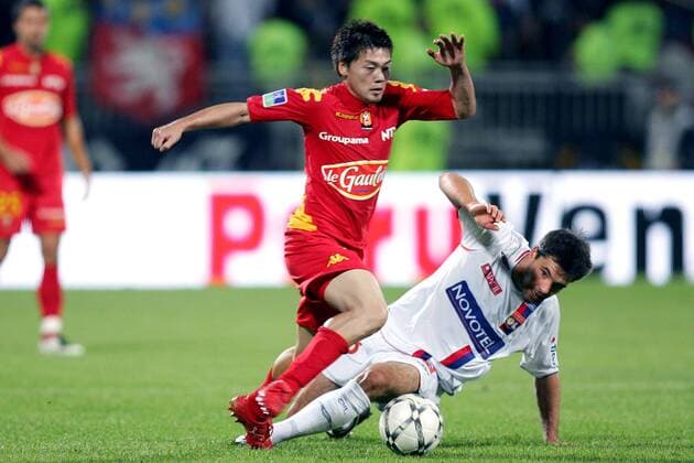 Jeremy Toulalan (Lyon, re.) gegen Daisuke Matsui (Le Mans) -  (pan21984) Fußball Herren Ligue 1 2007 2008, 1. Französische Liga, Olympique Lyonnais - UC Le Mans 72 3:2, OL Gruppe Lyon Dynamik, Fußball Herren Ligue 1 2007 2008, 1. Französische Liga, Olympique Lyonnais - UC Le Mans 72 3:2, OL Gruppe Lyon Dynamik, 
