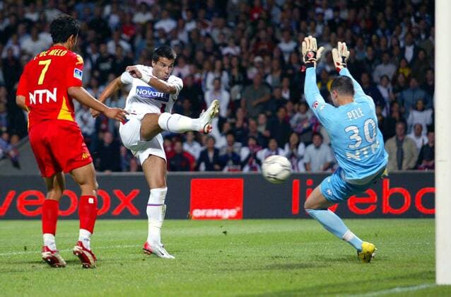 Milan Baros (Lyon, Mitte) gegen Torwart Yohann Pele und Tulio de Melo (beide Le Mans) -  (pan21984) Fußball Herren Ligue 1 2007 2008, 1. Französische Liga, Olympique Lyonnais - UC Le Mans 72 3:2, OL Gruppe Lyon Dynamik, Fußball Herren Ligue 1 2007 2008, 1. Französische Liga, Olympique Lyonnais - UC Le Mans 72 3:2, OL Gruppe Lyon Dynamik, 