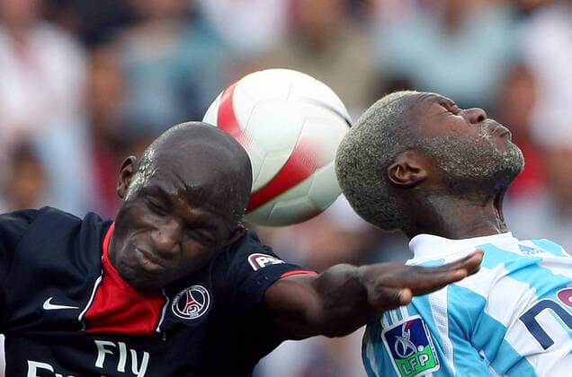 Djibril Cisse (Marseille, re.) gegen Zoumana Camara (Paris St. Germain) -  (pan21985) Fußball Herren Ligue 1 2007 2008, 1. Französische Liga, Paris St. Germain - Olympique Marseille 1:1, PSG, Saint, OM Gruppe Paris Dynamik, Kampf, Fußball Herren Ligue 1 2007 2008, 1. Französische Liga, Paris St. Germain - Olympique Marseille 1:1, PSG, Saint, OM Gruppe Paris Dynamik, Kampf, 