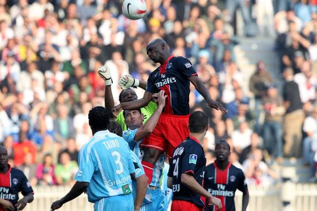 Zoumana Camara (Marseille, oben) im Zweikampf - (pan21985) Fußball Herren Ligue 1 2007 2008, 1. Französische Liga, Paris St. Germain - Olympique Marseille 1:1, PSG, Saint, OM Gruppe Paris Dynamik, Überlegenheit Fußball Herren Ligue 1 2007 2008, 1. Französische Liga, Paris St. Germain - Olympique Marseille 1:1, PSG, Saint, OM Gruppe Paris Dynamik, Überlegenheit