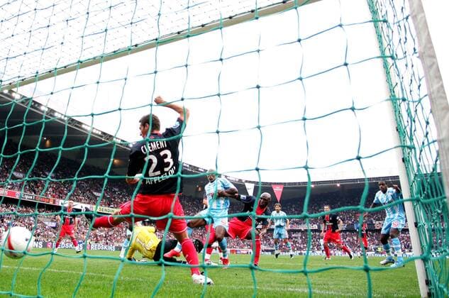 Djibril Cisse (Marseille, blau) trifft zum 0:1 gegen Jeremy Clement (Paris St. Germain, li.) - (pan21985) Fußball Herren Ligue 1 2007 2008, 1. Französische Liga, Paris St. Germain - Olympique Marseille 1:1, PSG, Saint, OM Gruppe Paris Dynamik, Fußball Herren Ligue 1 2007 2008, 1. Französische Liga, Paris St. Germain - Olympique Marseille 1:1, PSG, Saint, OM Gruppe Paris Dynamik,