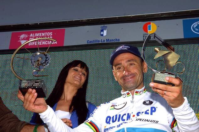 Paolo Bettini (Italien Quick Step Innergetic) - Etappensieger bei der 3. Etappe der Vuelta 2007 - präsentiert seine Pokale -  Radsport Herren 62. Vuelta a Espana 2007, Spanienrundfahrt, ProTour, Straßenradsport, Straße, Rad Gruppe 3. Etappe: Viveiro - Luarca Radsport Herren 62. Vuelta a Espana 2007, Spanienrundfahrt, ProTour, Straßenradsport, Straße, Rad Gruppe 3. Etappe: Viveiro - Luarca