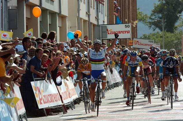 Paolo Bettini (Italien Quick Step Innergetic, 2.v.li.) gewinnt die 3. Etappe der Vuelta 2007 -  Radsport Herren 62. Vuelta a Espana 2007, Spanienrundfahrt, ProTour, Straßenradsport, Straße, Rad Totale Fan, Zuschauer 3. Etappe: Viveiro - Luarca Freude, Radsport Herren 62. Vuelta a Espana 2007, Spanienrundfahrt, ProTour, Straßenradsport, Straße, Rad Totale Fan, Zuschauer 3. Etappe: Viveiro - Luarca Freude,