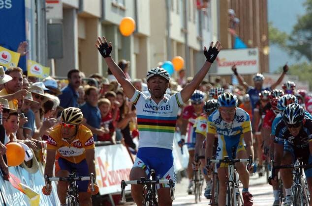 Paolo Bettini (Italien Quick Step Innergetic, Mitte) gewinnt die 3. Etappe der Vuelta 2007 -  Radsport Herren 62. Vuelta a Espana 2007, Spanienrundfahrt, ProTour, Straßenradsport, Straße, Rad Gruppe 3. Etappe: Viveiro - Luarca Freude, Radsport Herren 62. Vuelta a Espana 2007, Spanienrundfahrt, ProTour, Straßenradsport, Straße, Rad Gruppe 3. Etappe: Viveiro - Luarca Freude,
