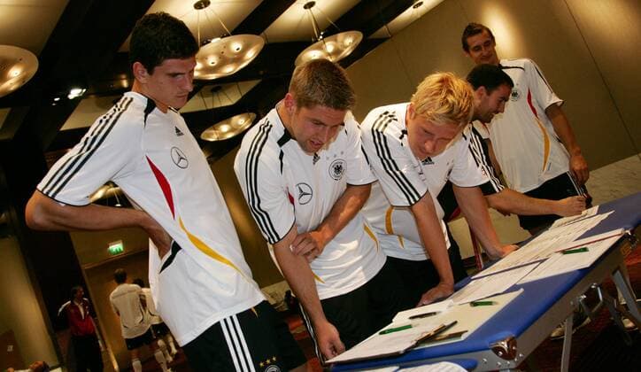 Fitnesstest Deutschland - Mario Gomez (li.), Thomas Hitzlsperger (Mitte) und Mike Hanke schauen sich die Ergebnislisten an Fußball Herren Nationalmannschaft 2007, Training, Fitness, Leistungstest, Leistungsdiagnostik, Leistungsdiagnose, Gruppe Köln Spannung, Fußball Herren Nationalmannschaft 2007, Training, Fitness, Leistungstest, Leistungsdiagnostik, Leistungsdiagnose, Gruppe Köln Spannung,