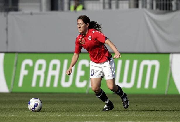 Lise Klaveness (Norwegen) am Ball Fußball Länderspiel Damen Freundschaftsspiel 2007, Test, Testspiel, Frauen, Frauenfußball, Nationaltrikot, Nationalteam Einzelbild Mainz Dynamik, Fußball Länderspiel Damen Freundschaftsspiel 2007, Test, Testspiel, Frauen, Frauenfußball, Nationaltrikot, Nationalteam Einzelbild Mainz Dynamik,