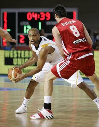 Ademola Okulaja (Deutschland, li.) gegen Ersan Ilyasova (Türkei) Basketball EM Herren EM 2007, Länderspiel, Nationalmannschaft, Nationaltrikot, Deutschland - Türkei 79:49 Gruppe Palma de Mallorca Dynamik, Basketball EM Herren EM 2007, Länderspiel, Nationalmannschaft, Nationaltrikot, Deutschland - Türkei 79:49 Gruppe Palma de Mallorca Dynamik,
