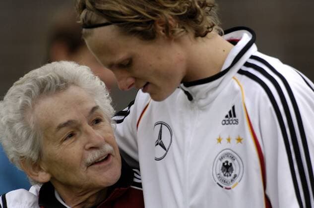 Physiotherapeut Adolf Katzenmeier und Marcell Jansen (beide Deutschland) harmonisch Fußball Herren Nationalteam 2007, Training Gruppe Köln Harmonie, Fußball Herren Nationalteam 2007, Training Gruppe Köln Harmonie,