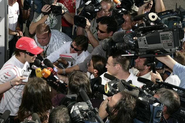 Fernando Alonso (Spanien McLaren Mercedes, li.) wird von Reportern und Kamerateams umlagert Motorsport Grand Prix Herren Großer Preis von Italien 2007, Formel 1 Weltmeisterschaft, F1, F, GP, WM, Freies Training Totale Monza Motorsport Grand Prix Herren Großer Preis von Italien 2007, Formel 1 Weltmeisterschaft, F1, F, GP, WM, Freies Training Totale Monza