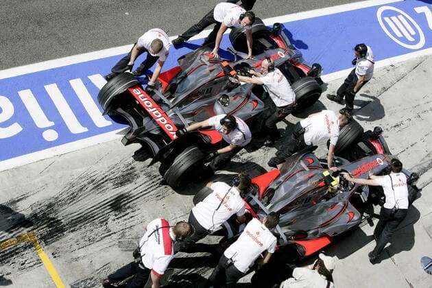 Lewis Hamilton (England, re.) und Fernando Alonso (Spanien beide McLaren Mercedes) mit ihren Boliden in der Boxengasse Motorsport Grand Prix Herren Großer Preis von Italien 2007, Formel 1 Weltmeisterschaft, F1, F, GP, WM, Freies Training Totale Monza Motorsport Grand Prix Herren Großer Preis von Italien 2007, Formel 1 Weltmeisterschaft, F1, F, GP, WM, Freies Training Totale Monza