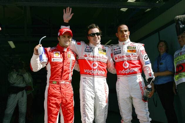 Fernando Alonso (Spanien, Mitte) sichert sich die Pole Position vor Teamkollege Lewis Hamilton (England beide McLaren Mercedes, re.) und Felipe Massa (Brasilien Ferrari) - Motorsport Grand Prix Herren Großer Preis von Italien 2007, Formel 1 Weltmeisterschaft, F1, F, GP, WM, Qualifying Gruppe Monza Freude, Motorsport Grand Prix Herren Großer Preis von Italien 2007, Formel 1 Weltmeisterschaft, F1, F, GP, WM, Qualifying Gruppe Monza Freude,