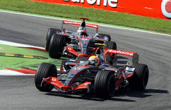 Lewis Hamilton (England, re.) vor Teamkollege und schärfstem Konkurrenten Fernando Alonso (Spanien beide McLaren Mercedes) Motorsport Grand Prix Herren Großer Preis von Italien 2007, Formel 1 Weltmeisterschaft, F1, F, GP, WM, Gruppe Monza Motorsport Grand Prix Herren Großer Preis von Italien 2007, Formel 1 Weltmeisterschaft, F1, F, GP, WM, Gruppe Monza