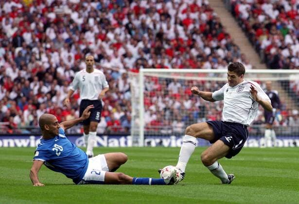 Steven Gerrard (England, re.) gegen Yaniv Katan (Israel) - Fußball Länderspiel Herren EM Qualifikation 2007, Nationalmannschaft, Nationaltrikot, England - Israel 3:0 Gruppe London Dynamik, Kampf, Fußball Länderspiel Herren EM Qualifikation 2007, Nationalmannschaft, Nationaltrikot, England - Israel 3:0 Gruppe London Dynamik, Kampf,