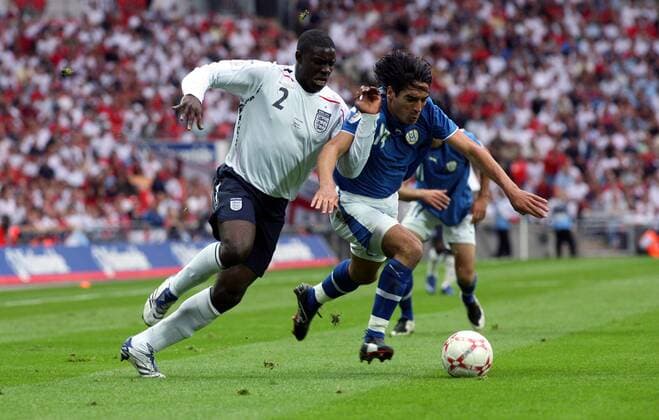 Micah Richards (England, li.) gegen Yoav Ziv (Israel) - Fußball Länderspiel Herren EM Qualifikation 2007, Nationalmannschaft, Nationaltrikot, England - Israel 3:0 Gruppe London Dynamik, Kampf, Fußball Länderspiel Herren EM Qualifikation 2007, Nationalmannschaft, Nationaltrikot, England - Israel 3:0 Gruppe London Dynamik, Kampf,