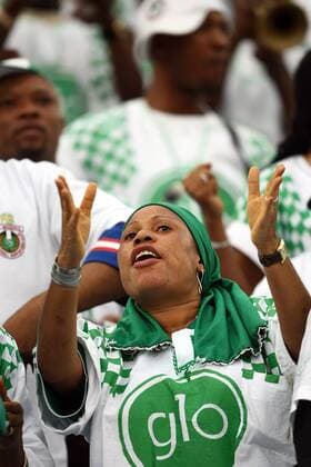 Weiblicher nigerianischer Fan feuert sein Team an Fußball Länderspiel Herren U17 WM 2007, Nationalmannschaft, Junioren, Nigeria U 17, nigerianisch, nigerianische Einzelbild Suwon Fußball Länderspiel Herren U17 WM 2007, Nationalmannschaft, Junioren, Nigeria U 17, nigerianisch, nigerianische Einzelbild Suwon