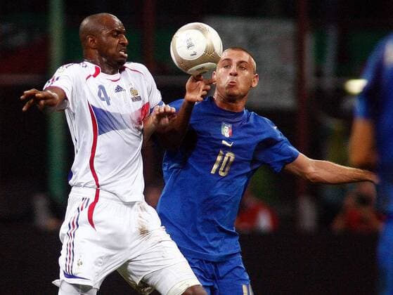 Patrick Vieira (Frankreich, li.) gegen Daniele de Rossi (Italien) -  Fußball Länderspiel Herren EM Qualifikation 2007, Nationalmannschaft, Nationaltrikot, Italien - Frankreich 0:0 Gruppe Mailand Dynamik, Fußball Länderspiel Herren EM Qualifikation 2007, Nationalmannschaft, Nationaltrikot, Italien - Frankreich 0:0 Gruppe Mailand Dynamik,