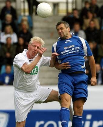Rob Reekers (Dareks Allstars, li.) gegen Henryk Baluszynski (VfL Bochum 96 97) während Dariusz Woszs Abschiedsspiel Fußball Herren Dariusz Woszs Abschiedsspiel 2007 Gruppe Bochum Dynamik, Fußball Herren Dariusz Woszs Abschiedsspiel 2007 Gruppe Bochum Dynamik,