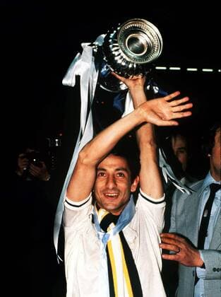 Osvaldo Ardiles (Tottenham Hotspur) jubelt mit der Trophäe des FA Cup 1980 1981 -  Fußball Herren FA Cup 1980 1981, Englischer Pokal, Pokalspiel, Finale, Endspiel, Tottenham Hotspurs, Spurs Einzelbild Wembley, Wembleystadion London Glück, Freude, Fußball Herren FA Cup 1980 1981, Englischer Pokal, Pokalspiel, Finale, Endspiel, Tottenham Hotspurs, Spurs Einzelbild Wembley, Wembleystadion London Glück, Freude,