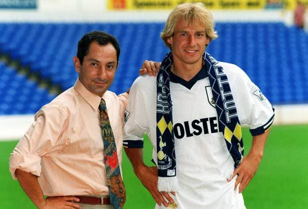Trainer Osvaldo Ardiles mit Neuzugang Jürgen Klinsmann (beide Tottenham Hotspur) -  Fußball Herren English Premier League 1993 1994, 1. Englische Liga, Tottenham Hotspurs, Spurs Gruppe London Harmonie, Fußball Herren English Premier League 1993 1994, 1. Englische Liga, Tottenham Hotspurs, Spurs Gruppe London Harmonie,