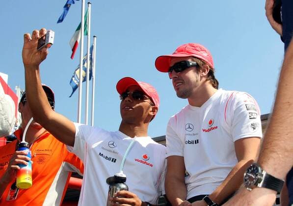 Lewis Hamilton (England, li.) macht von sich und seinem Teamkollege Fernando Alonso (Spanien beide McLaren Mercedes) ein Foto während der Fahrerparade Motorsport Grand Prix Herren Großer Preis von Italien 2007, Formel 1 Weltmeisterschaft, F1, F, GP, WM Gruppe Monza Motorsport Grand Prix Herren Großer Preis von Italien 2007, Formel 1 Weltmeisterschaft, F1, F, GP, WM Gruppe Monza