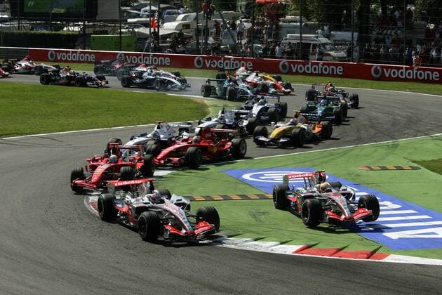 Start zum GP von Italien 2007 - Fernando Alonso (Spanien, li.) führt das Fahrerfeld durch die S Schikane, re. kürzt Lewis Hamilton (England beide McLaren Mercedes) unerlaubterweise ab -  Motorsport Grand Prix Herren Großer Preis von Italien 2007, Formel 1 Weltmeisterschaft, F1, F, GP, WM Totale Monza Motorsport Grand Prix Herren Großer Preis von Italien 2007, Formel 1 Weltmeisterschaft, F1, F, GP, WM Totale Monza