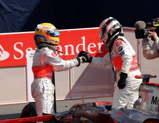 Lewis Hamilton (England, li.) gratuliert Teamkollege Fernando Alonso (Spanien beide McLaren Mercedes) zum Sieg beim GP von Italien 2007 Motorsport Grand Prix Herren Großer Preis von Italien 2007, Formel 1 Weltmeisterschaft, F1, F, GP, WM Gruppe Monza Harmonie, Kameradschaft, Freude, Motorsport Grand Prix Herren Großer Preis von Italien 2007, Formel 1 Weltmeisterschaft, F1, F, GP, WM Gruppe Monza Harmonie, Kameradschaft, Freude,