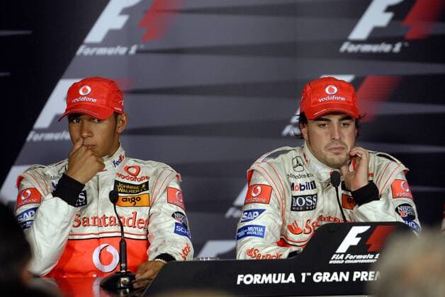 Fernando Alonso (Spanien, re.) und Lewis Hamilton (England beide McLaren Mercedes) - Pressekonferenz Motorsport Grand Prix Herren Großer Preis von Italien 2007, Formel 1 Weltmeisterschaft, F1, F, GP, WM Gruppe Monza Nachdenklichkeit, Motorsport Grand Prix Herren Großer Preis von Italien 2007, Formel 1 Weltmeisterschaft, F1, F, GP, WM Gruppe Monza Nachdenklichkeit,