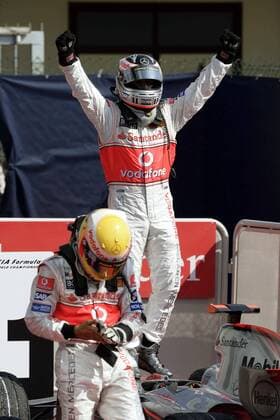 Fernando Alonso (Spanien) nach dem Sieg beim GP von Italien 2007 obenauf, vorn schleicht Lewis Hamilton (England beide McLaren Mercedes) von dannen Motorsport Grand Prix Herren Großer Preis von Italien 2007, Formel 1 Weltmeisterschaft, F1, F, GP, WM Gruppe Monza Unterwerfung, Freude, Überlegenheit, Motorsport Grand Prix Herren Großer Preis von Italien 2007, Formel 1 Weltmeisterschaft, F1, F, GP, WM Gruppe Monza Unterwerfung, Freude, Überlegenheit,