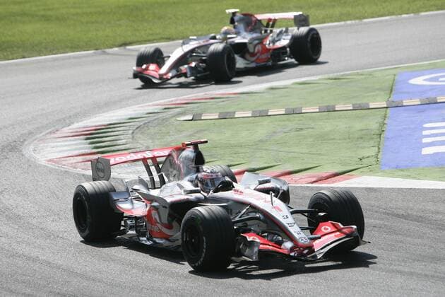 Fernando Alonso (Spanien, vorn) vor seinem Teamkollegen Lewis Hamilton (England beide McLaren Mercedes) Motorsport Grand Prix Herren Großer Preis von Italien 2007, Formel 1 Weltmeisterschaft, F1, F, GP, WM Gruppe Monza Motorsport Grand Prix Herren Großer Preis von Italien 2007, Formel 1 Weltmeisterschaft, F1, F, GP, WM Gruppe Monza