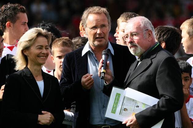 V.li.: Familienministerin Ursula von der Leyen (CDU), TV Moderator Reinhold Beckmann und ARD Sportchef Heribert Faßbender (alle Deutschland) am Tag der Legenden von Nestwerk e.V. Fußball Herren Tag der Legenden 2007 Gruppe Fernsehkommentator Sportkommentator Hamburg Fußball Herren Tag der Legenden 2007 Gruppe Fernsehkommentator Sportkommentator Hamburg