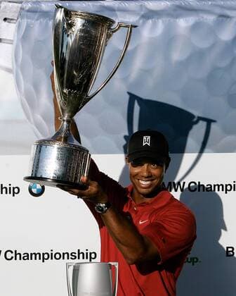 Eldrick Tiger Woods (USA) - Sieger der BMW Championship 2007 - präsentiert stolz den Pokal -  (CHI2007090913) Golf Herren BMW Championship 2007, PGA Tour, FedEx, Fed Ex Cup Einzelbild Cog Hill Golf and Country Club Lemont Freude, Golf Herren BMW Championship 2007, PGA Tour, FedEx, Fed Ex Cup Einzelbild Cog Hill Golf and Country Club Lemont Freude,