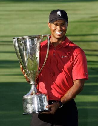 Eldrick Tiger Woods (USA) - Sieger der BMW Championship 2007 - präsentiert stolz die J.K. Wadley Trophäe -  (CHI2007090917) Golf Herren BMW Championship 2007, PGA Tour, FedEx, Fed Ex Cup Einzelbild Cog Hill Golf and Country Club Lemont Freude, Golf Herren BMW Championship 2007, PGA Tour, FedEx, Fed Ex Cup Einzelbild Cog Hill Golf and Country Club Lemont Freude,