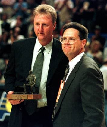 Head Coach Larry Bird (Indiana Pacers, li.) erhält die Ehrung Trainer des Jahres -  (IND98051301) Basketball Herren NBA 1997 1998 Gruppe Indianapolis Basketball Herren NBA 1997 1998 Gruppe Indianapolis