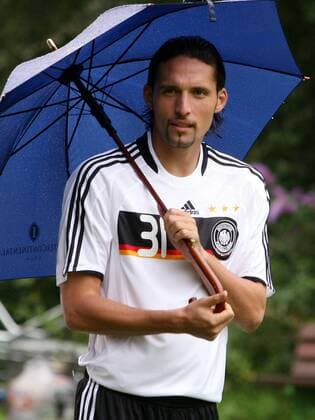 Kevin Kuranyi (Deutschland) präsentiert das neue Trikot für die EM 2008 anläßlich eines Werbespots des Ausrüsters Adidas Fußball EM Herren Vorschau 2007, EM 2008, Nationalmannschaft, Nationaltrikot, DFB Werbespot, Dreharbeiten, neu neues Einzelbild Trikotpräsentation Trikotvorstellung Promotion Bergisch Gladbach Spielerkleidung Spielkleidung Fußball EM Herren Vorschau 2007, EM 2008, Nationalmannschaft, Nationaltrikot, DFB Werbespot, Dreharbeiten, neu neues Einzelbild Trikotpräsentation Trikotvorstellung Promotion Bergisch Gladbach Spielerkleidung Spielkleidung