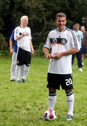 Lukas Podolski (Deutschland) präsentiert das neue Trikot für die EM 2008 anläßlich eines Werbespots des Ausrüsters Adidas Fußball EM Herren Vorschau 2007, EM 2008, Nationalmannschaft, Nationaltrikot, DFB Werbespot, Dreharbeiten, neu neues Gruppe Trikotvorstellung Promotion Freisteller Bergisch Gladbach Spielerkleidung Spielkleidung Freude, Fußball EM Herren Vorschau 2007, EM 2008, Nationalmannschaft, Nationaltrikot, DFB Werbespot, Dreharbeiten, neu neues Gruppe Trikotvorstellung Promotion Freisteller Bergisch Gladbach Spielerkleidung Spielkleidung Freude,